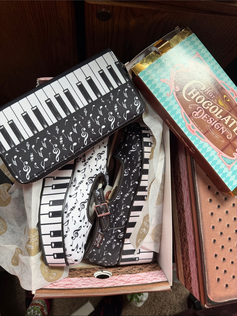 RARE!HOT CHOCOLATE Piano Keyboard & Musical Notes Platforms with Matching Wallet